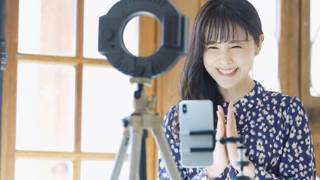 スマホで動画を撮る女性 ライバー 配信者 ユーチューバー Vlog